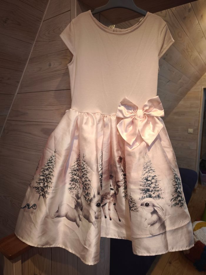 Robe fillette H&M taille 8-10 ans avec des animaux dans la neige parfaite pour les fêtes - photo numéro 2