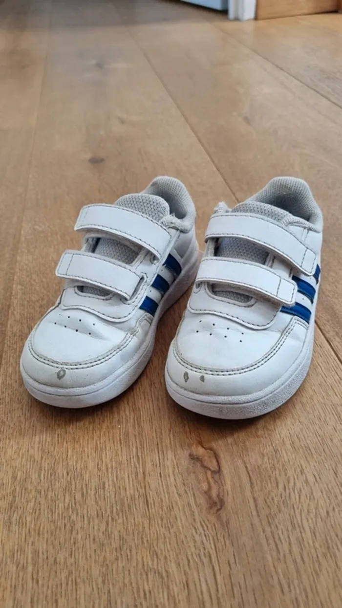 Baskets Adidas 23