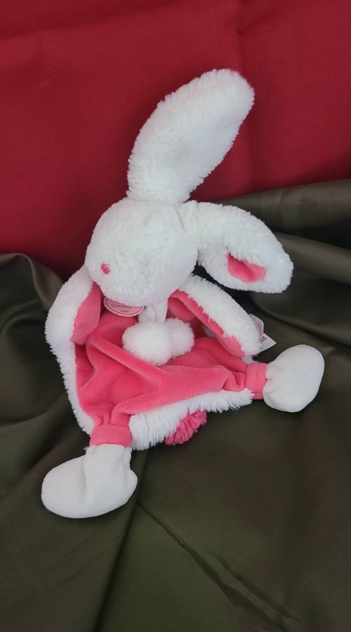 Doudou plat lapin DOUDOU ET COMPAGNIE Pompon fraise rose et blanc