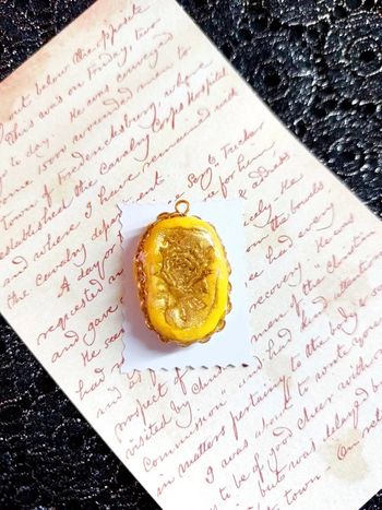 magnifique pendentif jaune avec poudre d'or