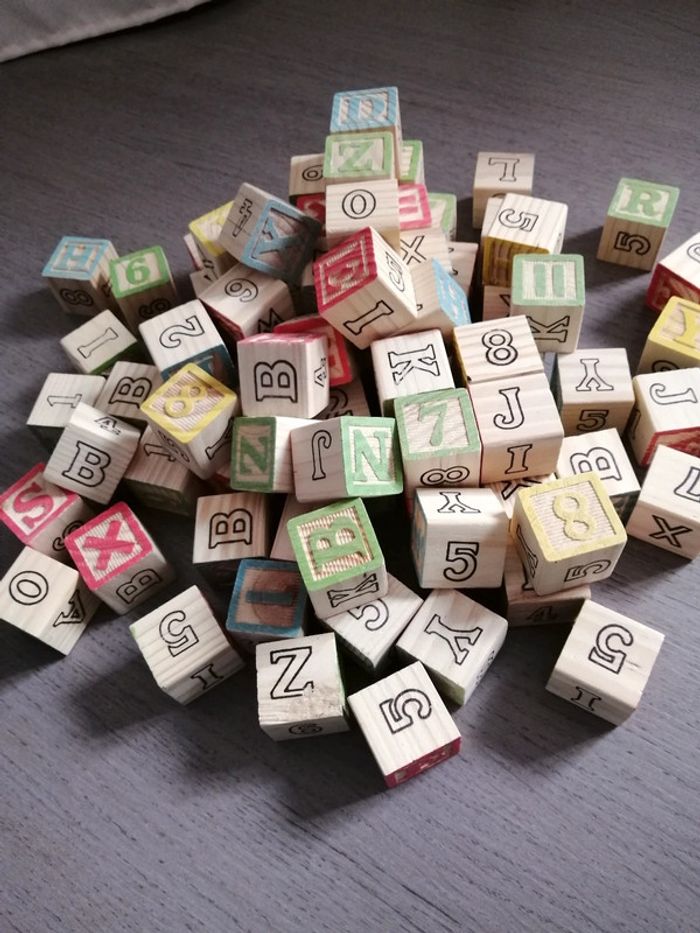 Lot de 82 cubes en bois - photo numéro 2