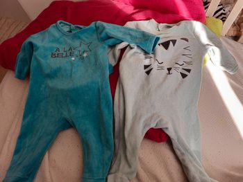 Lot 2 pyjama 9 mois kiabi sucre d orge