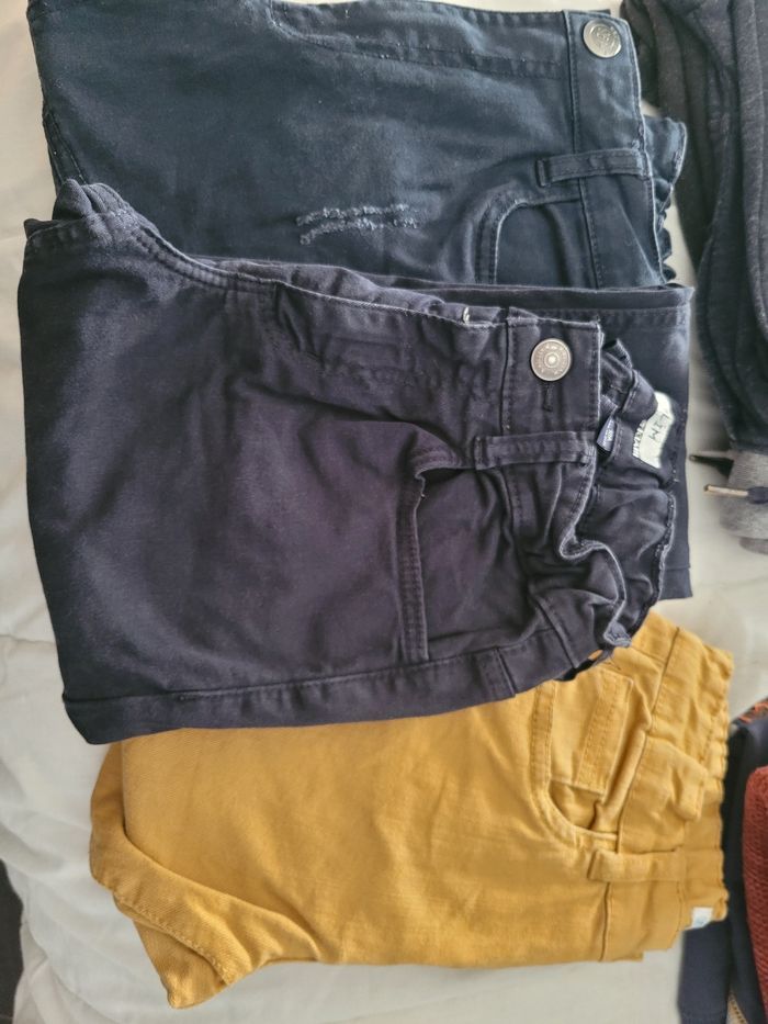 Vends lot 10.ans. Trois pantalons sous pulls t-shirt manches longue et courte et pantalon style jocking