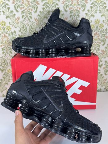 Basket noir shox taille 43