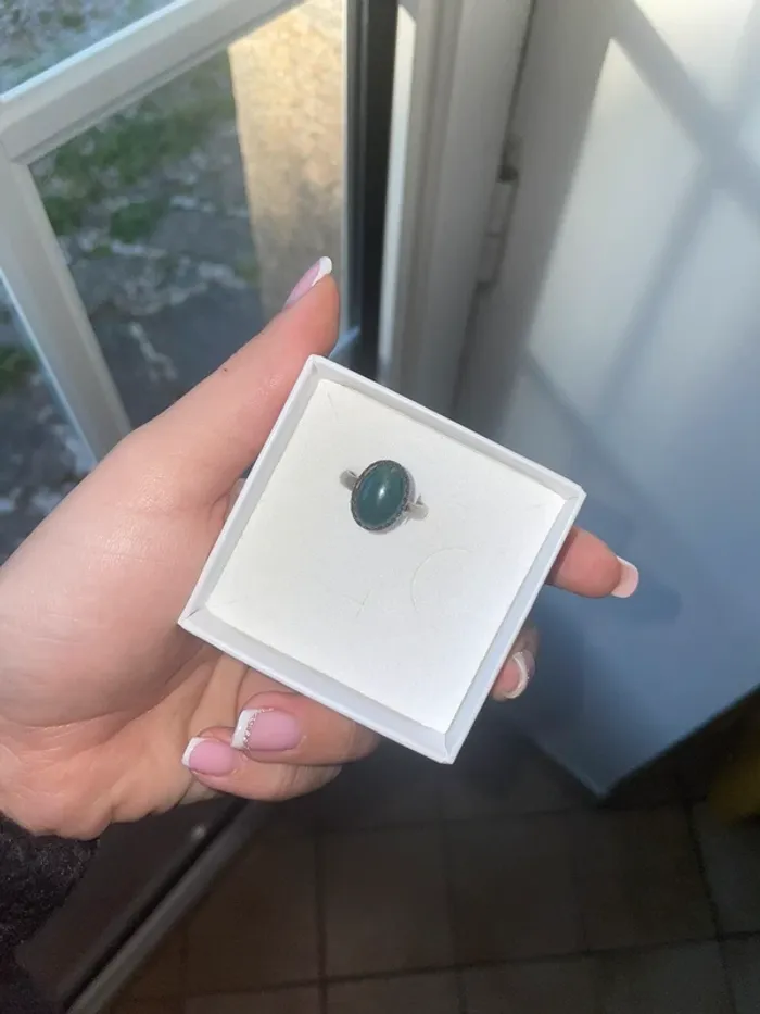 Bague ajustable agent et pierre verte