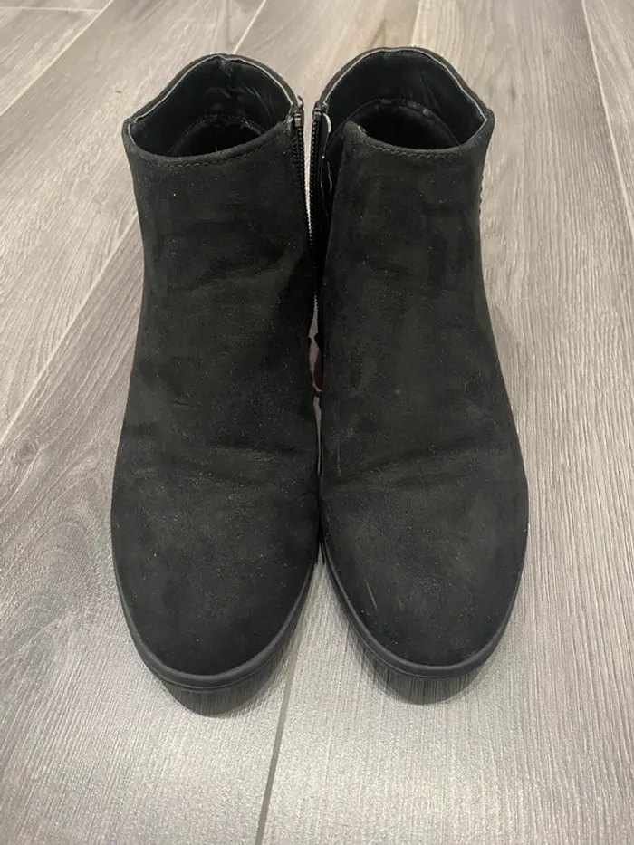 Bottines basses noires en daim avec petit talon - photo numéro 4
