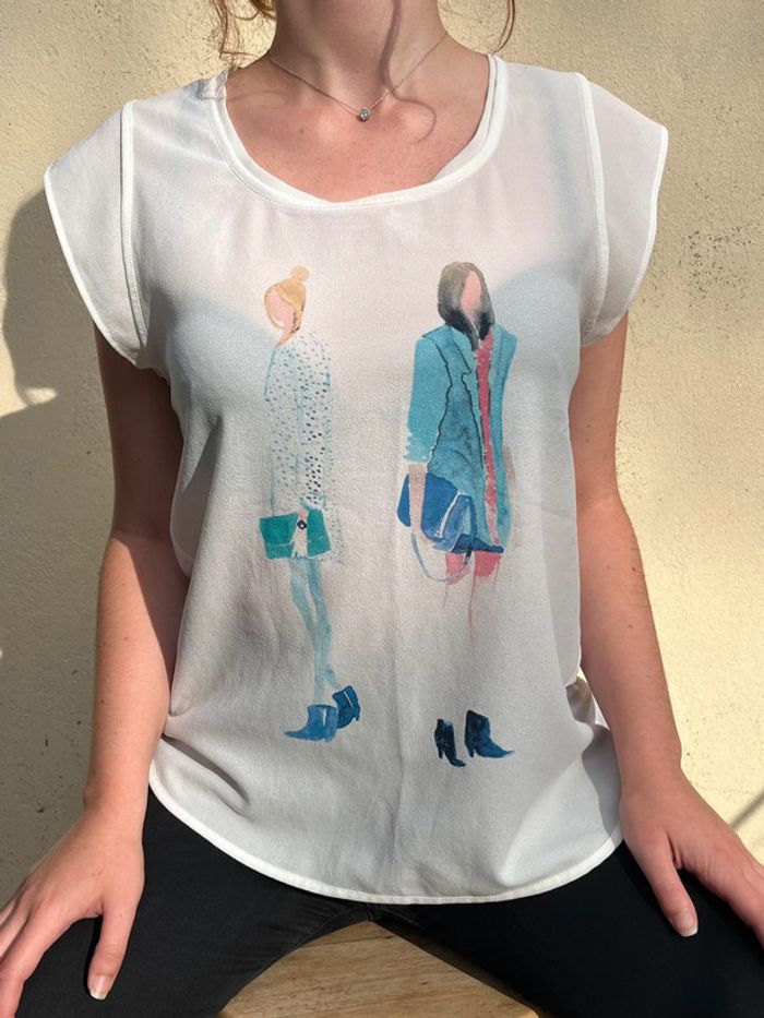 T-shirt fluide et cintré blanc asymétrique avec motif 2 femmes