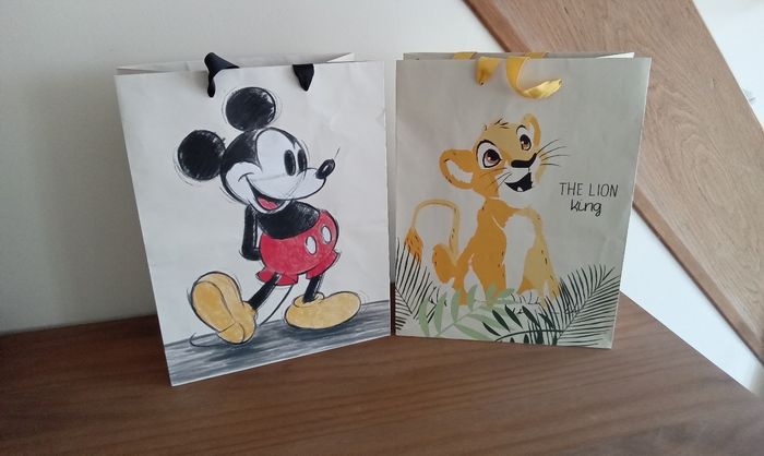 Lot de 2 sacs pochette cadeaux disney Mickey et simba le roi lion