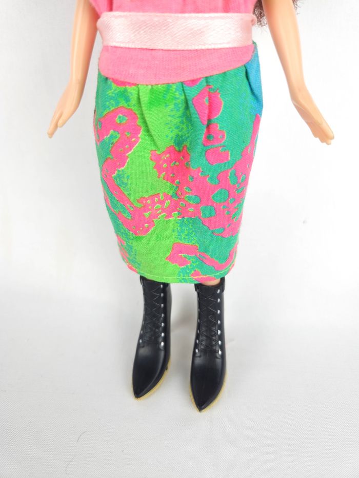 Poupée Bratz Vintage - Robe Rose/Vert Motif NÉON - Bottes Noires - Attache Bleue - photo numéro 4