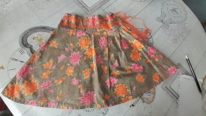 Jupe kaki motif fleurs orange et rose