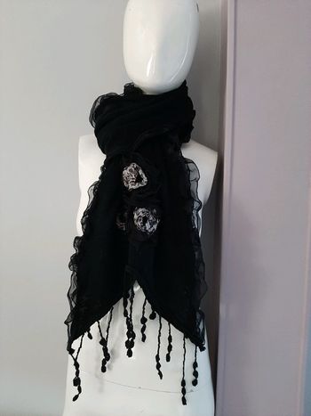 Écharpe noire motifs brodés