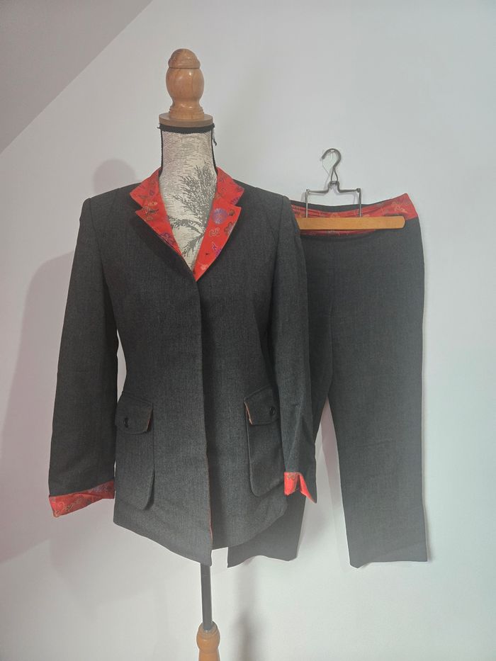 Ensemble tailleur Alain Manoukian – Élégance moderne avec détails satinés rouges oranges
