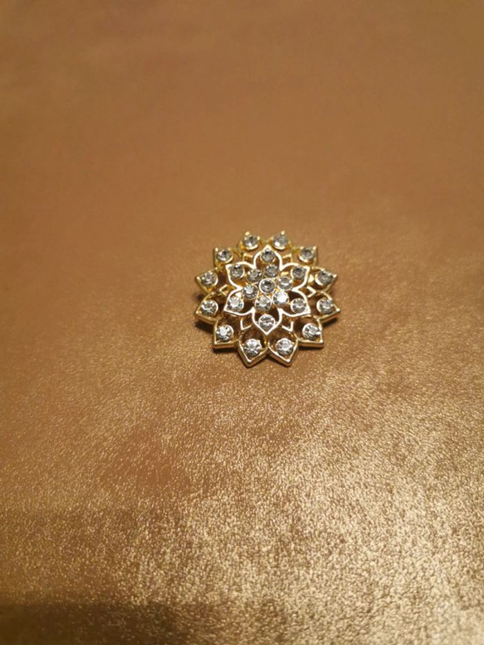 Broche femme fleur