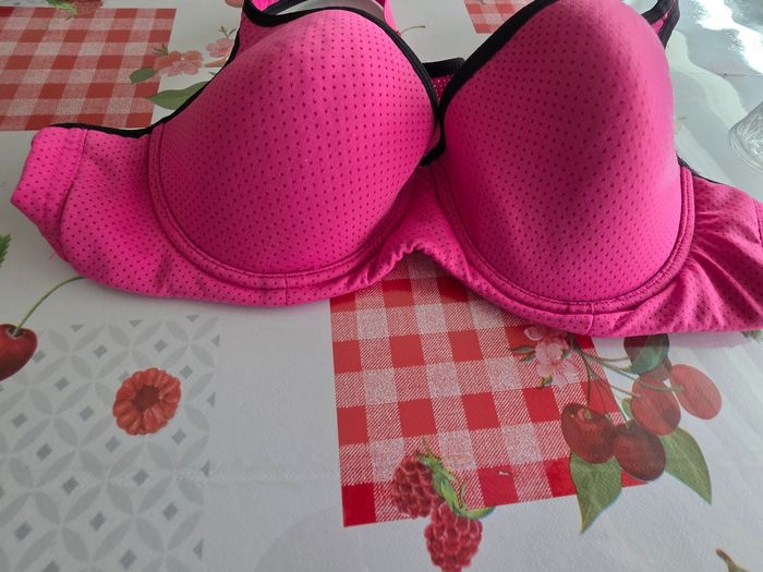 BRASSIÈRES SOUTIEN-GORGE ROSE FUSHIA TAILLE 95B MARQUE BASIC ONE TRÈS BON ÉTAT - photo numéro 3