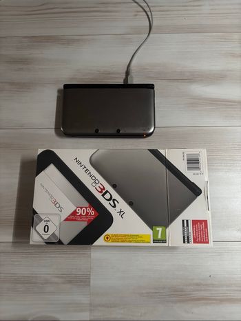 Console 3DS XL avec boîte et chargeur