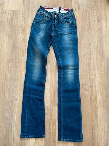 Jeans Teddy Smith taille 26 correspond à du 36