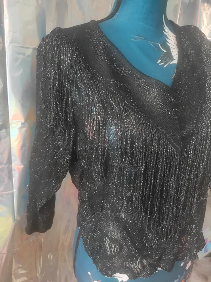 Pull court en crochet noir argenté avec franges - photo numéro 5