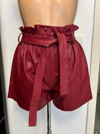 Short similicuir rouge