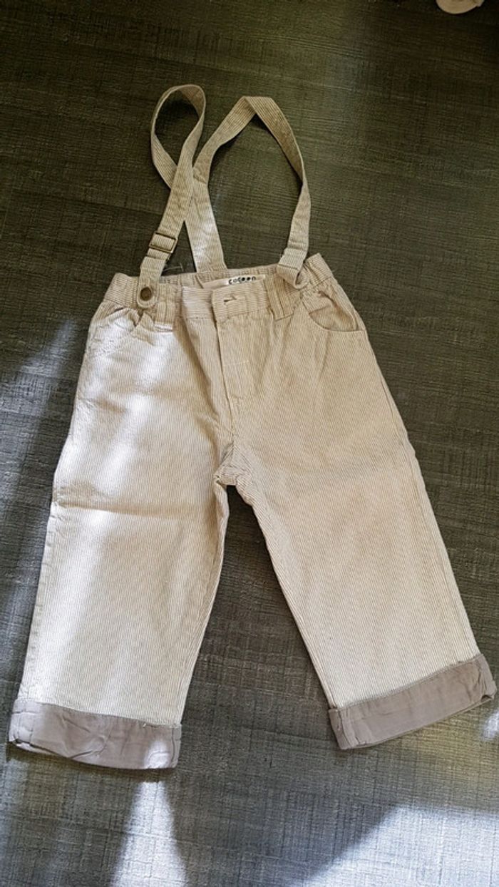 Pantalon à bretelles