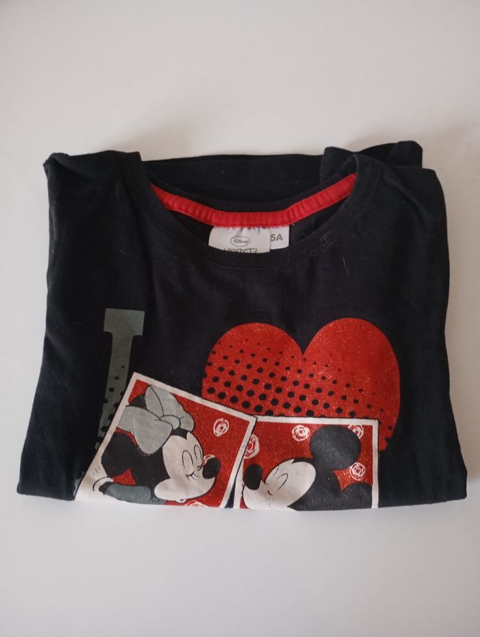 Tee-shirt manches courtes. 5 ans. Coton noir ,rouge ,blanc et gris . Paillettes rouges. Disney Mickey et Minnie. Parfait état - photo numéro 5