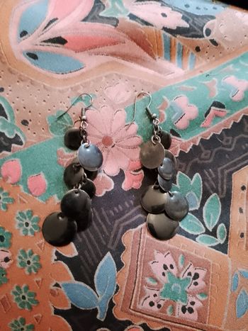 boucles d'oreilles en métal peint en noir sur métal argenté.