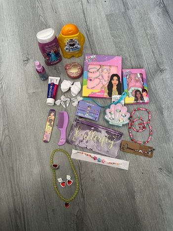Lot accessoires petite fille hygiène cheveux maquillage bijoux fantaisie 