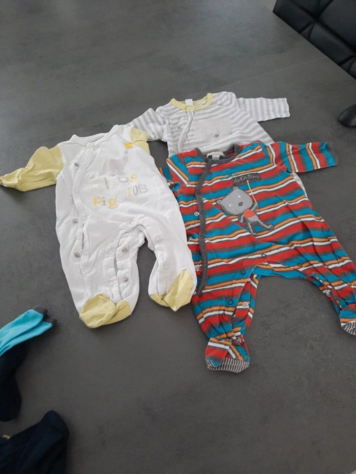 3 pyjamas Léger 1mois