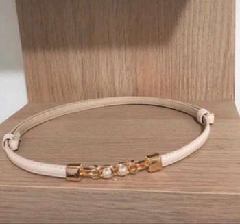 Ceinture fine chic couleur crème avec boucle dorée taille ajustable