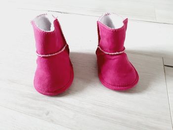 Petites bottines chaussons bébé roses à scratch 11 cm