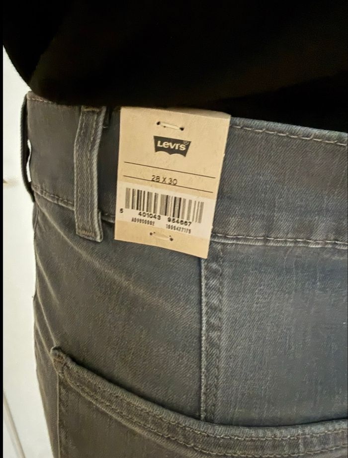 Jean Levi's Gris - Taille 28x30 - Neuf avec étiquettes - photo numéro 7