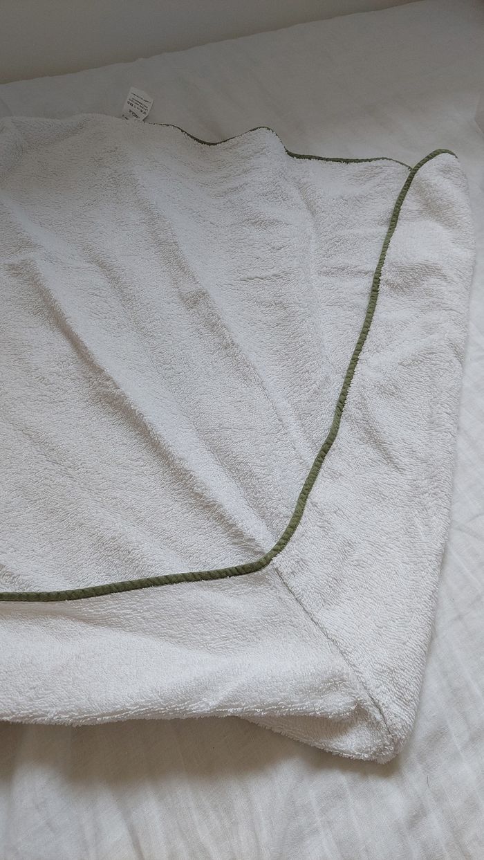 Cape de bain blanche et verte