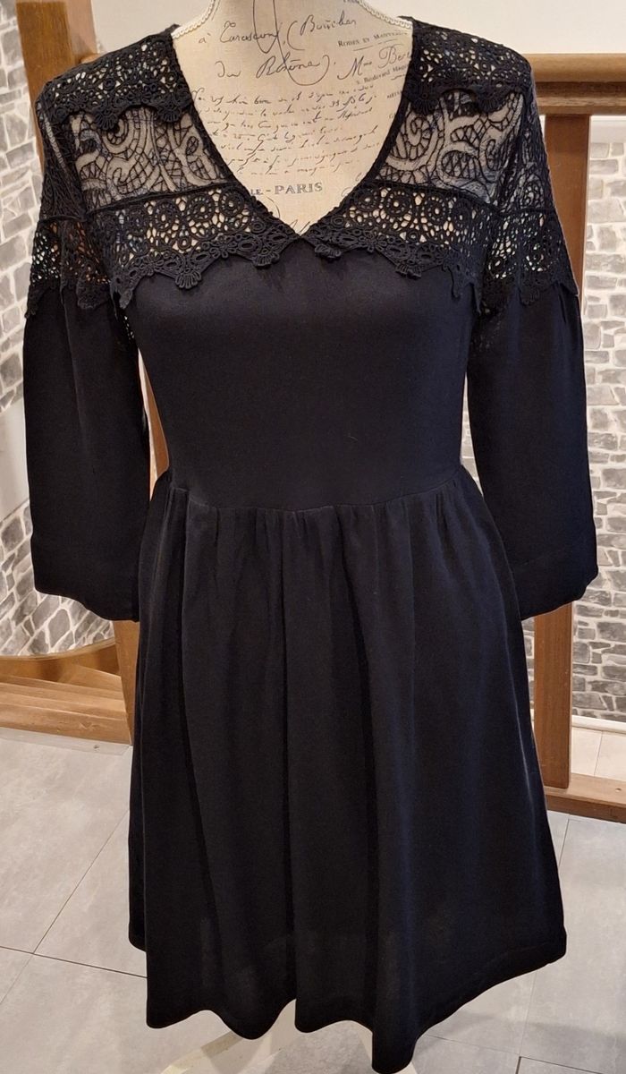Robe élégante noire unie avec les épaules et la nuque en dentelle