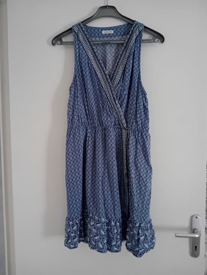 Robe bleue et blanche