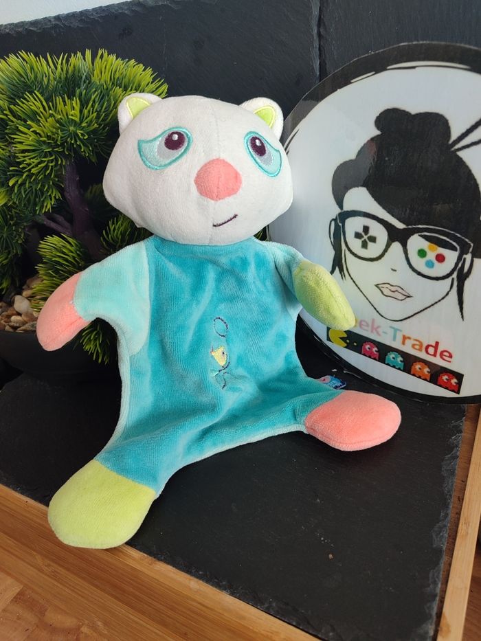 doudou raton laveur ours sucre d'orge oiseau bleu vert rose blanc plat Panda