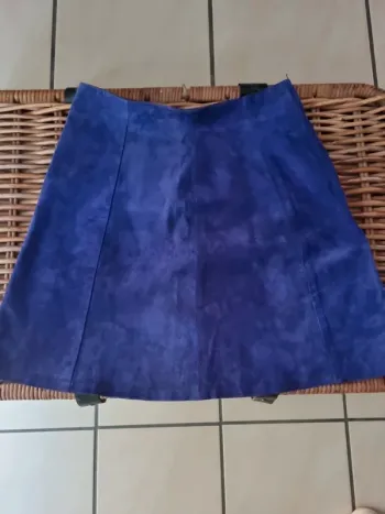 Jupe en croute de cuir bleu vif taille s