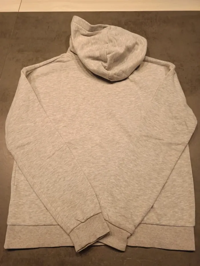 Vends sweat à capuche enfant Kiabi taille XS soit 14 ans . - photo numéro 4