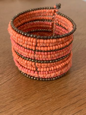 Manchette à perles corail et bronze