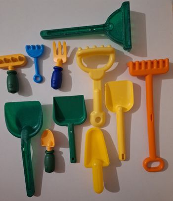 Lot de 11 râteaux et pelles