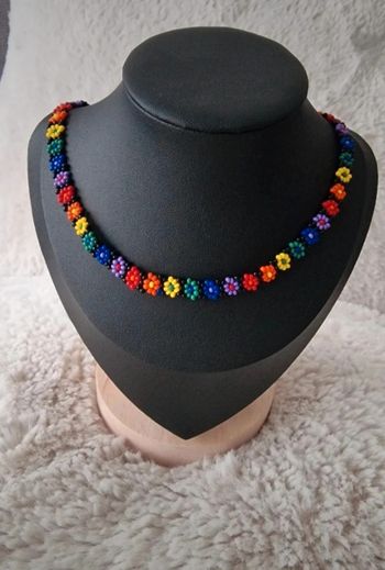 Collier en perles motif fleurs multicolore