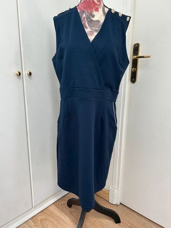 Robe bleu marine avec boutons dorée sur les épaules taille 40 - mademoiselle frenchy