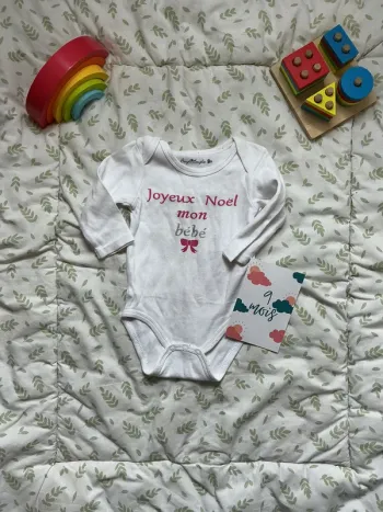 body manches longues blanc inscription devant 9 mois