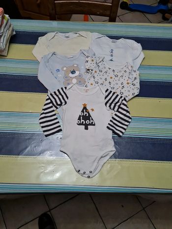 Lot de 5 bodies 12 mois