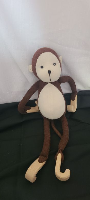 peluche chimpanzé accroche bois