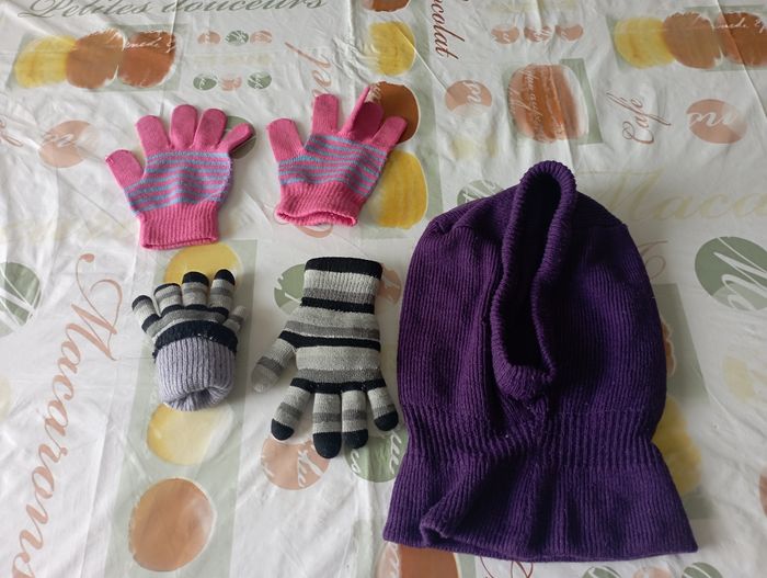Lot 2 paires de gants dont 1 doublé polaire et 1 cagoule 6/8 ans 2€