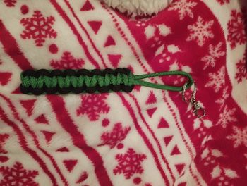 Porte clés en paracorde fait main noir et vert