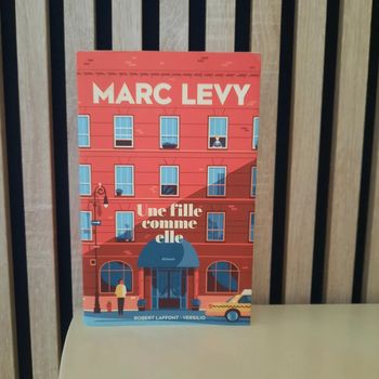 Livre broché Marc Levy Une fille comme elle