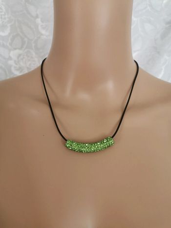 Collier.Vert. Cordon cuir noir.
