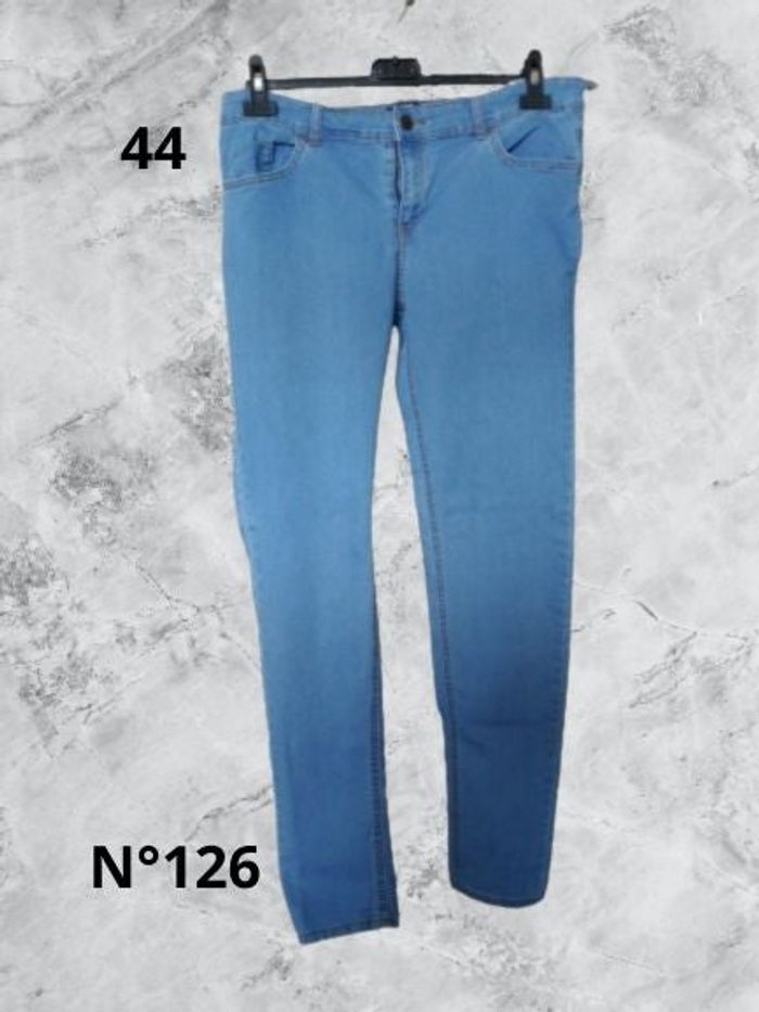 N°126 Jean bleu clair T44. Kiabi.