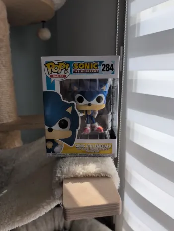 Pop sonic with emerald