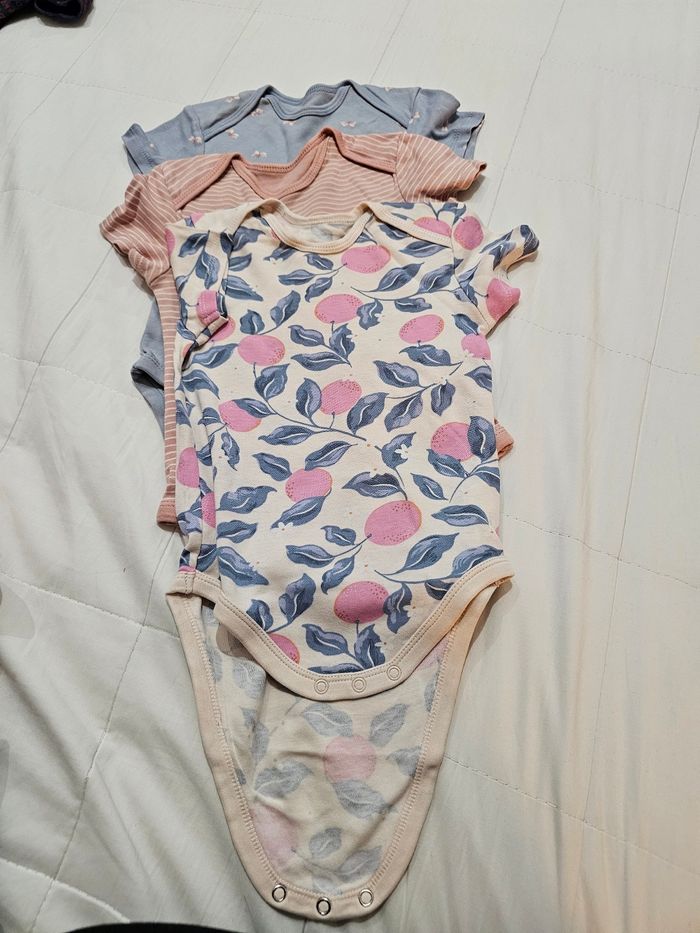 Lot de 3 bodys taille 18mois